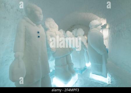 Bella camera da letto blu, a tema individuale e intagliata a mano da un artista nel Ice Hotel 365 a Jukkasjarvi vicino a Kiruna in Svezia Foto Stock