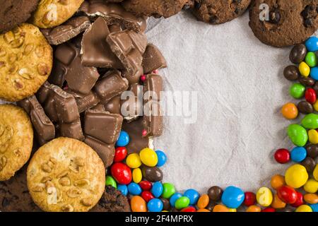 Caramella al cioccolato su sfondo bianco, texture caramella colorata Foto Stock