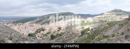 Vista panoramica delle case impiccate (Casas Colgadas) e del ponte di San Pablo a Cuenca (Spagna) prendendo da una collina. Foto Stock