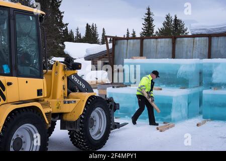 Uomo pile rettangolare taglio ghiaccio blocco da un lago congelato Dovevamo costruire l'hotel Ice a Jukkasjarvi in Svezia con caricatore Foto Stock