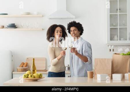 Cena romantica e consegna dei pasti durante la chiusura covid-19 Foto Stock