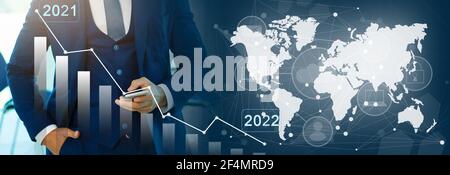 La mano dell'uomo d'affari tiene una visualizzazione del grafico di riserva in uno schermo visivo. Mostra segni di calo delle scorte nel 2021 con un indicatore grafico. Concetti di Foto Stock