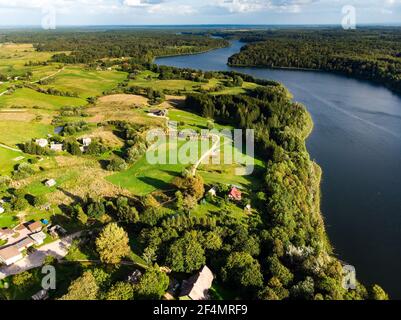 Veduta aerea del lago Asveja, il lago più lungo della Lituania. Percorsi cognitivi attraverso il Castello di Dubingiai Hill, siti archeologici e naturali. Foto Stock