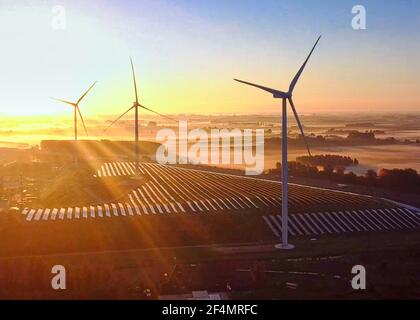 Questa immagine del drone è stata presa sopra Gelderland guardando 3 generatori di potenza alla mattina presto. Foto Stock