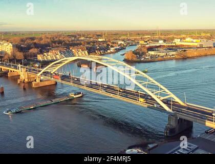 Questa è un'immagine drone presa del 'Merwedebrug. Questo ponte è il collegamento tra Papendrecht e Dordrecht. Foto Stock