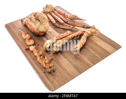 Una collezione di diversi tipi di pesce con coda di aragosta che è saddleback, gamberi tigre, gamberi su spiedini, granchio di neve Alaskan e re Alaskan c Foto Stock