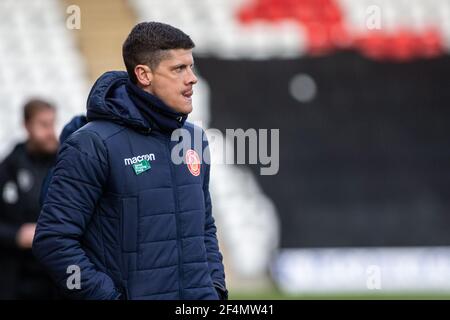 L'allenatore di calcio Alex Revell si trova sulla linea di contatto durante la partita al Lamex Stadium, sede dello Stevenage Football Club Foto Stock