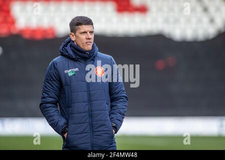 L'allenatore di calcio Alex Revell si trova sulla linea di contatto durante la partita al Lamex Stadium, sede dello Stevenage Football Club Foto Stock