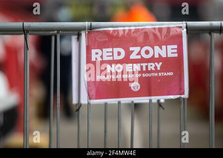 Il segno della zona rossa indica che non c'è spazio per andare allo stadio di calcio della bassa lega durante la pandemia di Coronavirus Covid-19 in Inghilterra, Regno Unito Foto Stock