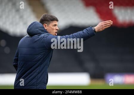 L'allenatore di calcio Alex Revell si trova sulla linea di contatto durante la partita al Lamex Stadium, sede dello Stevenage Football Club Foto Stock