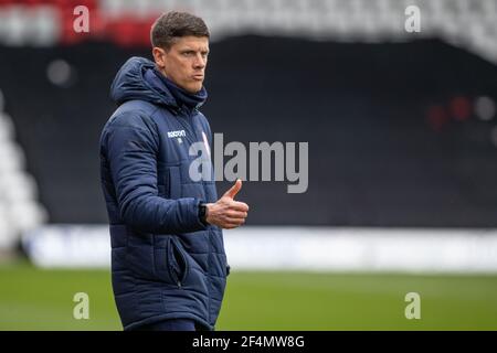 L'allenatore di calcio Alex Revell si trova sulla linea di contatto durante la partita al Lamex Stadium, sede dello Stevenage Football Club Foto Stock