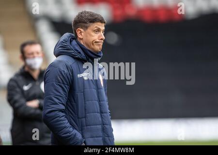 L'allenatore di calcio Alex Revell si trova sulla linea di contatto durante la partita al Lamex Stadium, sede dello Stevenage Football Club Foto Stock