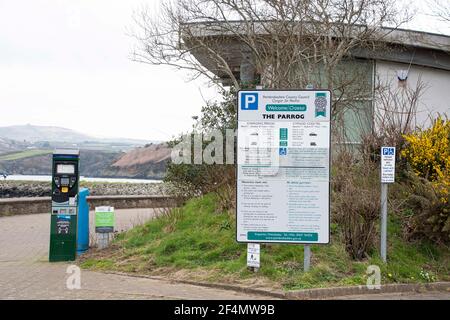 Fishguard, Pembrokeshire, Galles, Regno Unito. 22 marzo 2021 locali e turisti hanno avuto un piccolo aumento delle tariffe di parcheggio, ma sono ora in grado di pagare con carta e telefono cellulare, nonché monete grazie a nuove macchine a pagamento e app per telefono entro il 31 marzo Credit: Debra Angel/Alamy Live News Foto Stock