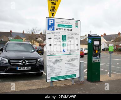 Fishguard, Pembrokeshire, Galles, Regno Unito. 22 marzo 2021 locali e turisti hanno avuto un piccolo aumento delle tariffe di parcheggio, ma sono ora in grado di pagare con carta e telefono cellulare, nonché monete grazie a nuove macchine a pagamento e app per telefono entro il 31 marzo Credit: Debra Angel/Alamy Live News Foto Stock