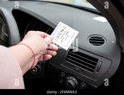 Fishguard, Pembrokeshire, Galles, Regno Unito. 22 marzo 2021 locali e turisti hanno avuto un piccolo aumento delle tariffe di parcheggio, ma sono ora in grado di pagare con carta e telefono cellulare, nonché monete grazie a nuove macchine a pagamento e app per telefono entro il 31 marzo Credit: Debra Angel/Alamy Live News Foto Stock