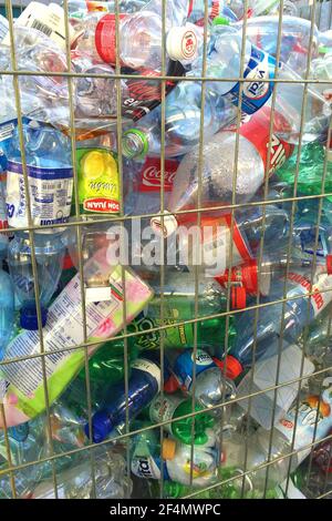 Viña del Mar, Regione Valparaiso, Cile - bottiglie di plastica raccolte per il riciclaggio in un contenitore di strada. Foto Stock