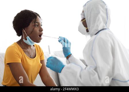 Giovane donna nera che fa test pcr a casa Foto Stock