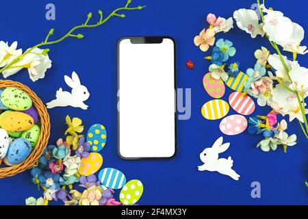 Sfondo mockup di Pasqua con decorazione di pasqua, schermo bianco vuoto con copia spazio foto Foto Stock