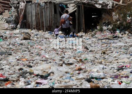 21 marzo 2021, Città di Nezahualcoyotl, Stato del Messico, Messico: Vendicatori nella discarica di rifiuti di Neza Bordo III nel comune di Nezahualcoyotl, Stato del Messico, separando i rifiuti per ottenere articoli che sono in buone condizioni e venderli per ottenere denaro. Un anno dopo l'inizio della pandemia di Covid19 in Messico, nel deposito di rifiuti e rifiuti a Nesa Bodo II, io nel comune di NezahualcÃ³yotl nello Stato del Messico, circa 500 lavoratori del settore del PRI di Urbyna, tra vendicatori e collezionisti, Eseguire una messa per ricevere la protezione di Gesù Cristo in salute contro Covid19 Foto Stock