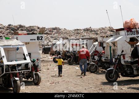 Città di Nezahualcoyotl, Stato del Messico, Messico. 21 Mar 2021. Un Garbage collector, entra. Il deposito di spazzatura . Un anno dopo l'inizio della pandemia di Covid19 in Messico, nel deposito di rifiuti e rifiuti a Nesa Bodo II, io nel comune di NezahualcÃ³yotl nello Stato del Messico, circa 500 lavoratori del settore del PRI di Urbyna, tra vendicatori e collezionisti, Eseguire una messa per ricevere la protezione di Gesù Cristo in salute contro Covid19 e sul lavoro per evitare incidenti. Il 21 marzo 2021 a Nezahualcoyotl, Messico Credit: Luis Barron/eyepix/ZUMA Wire/Alamy Live News Foto Stock