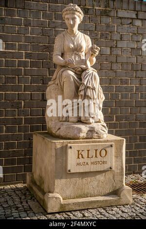 OPOLE, POLONIA - Mar 07, 2021: Scultura storica della Clio Muse of History sulla collina universitaria di Opole Foto Stock