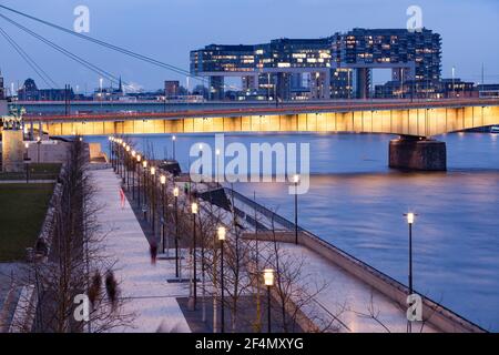 Vista dal viale del Reno nel quartiere Deutz fino al ponte Deutzer e il Kranhaeuser (Crane Houses) nel porto di Rheinau, Colonia, Germania. Foto Stock