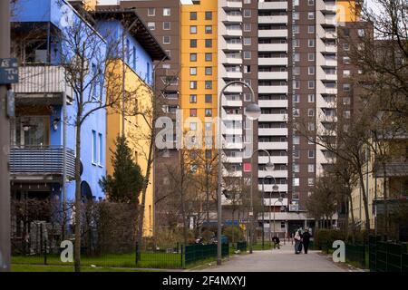 Edifici ad alta nel distretto di Chorweiler, Colonia, Germania. Hochhaeuser im Stadtteil Chorweiler, Koeln, Deutschland. Foto Stock