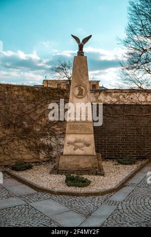 OPOLE, POLONIA - Mar 07, 2021: Antico obelisco storico di Hildebrandt sulla collina universitaria di Opole Foto Stock