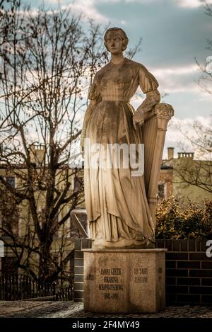 OPOLE, POLONIA - Mar 07, 2021: La vecchia statua di Joanna Gryzik da Kopice sulla collina universitaria di Opole Foto Stock