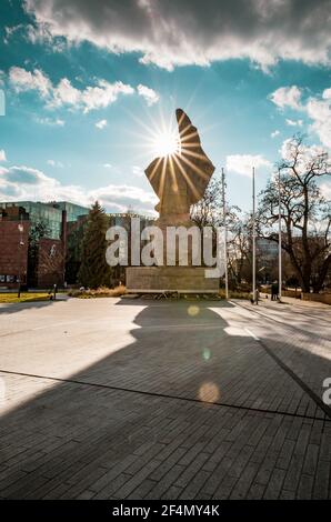 OPOLE, POLONIA - Mar 07, 2021: Monumento monumentale ai combattenti per la libertà della Slesia in Opole con il sole sullo sfondo Foto Stock