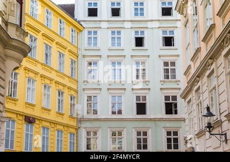 Colorato edificio di appartamenti nel centro di Vienna, Austria Foto Stock