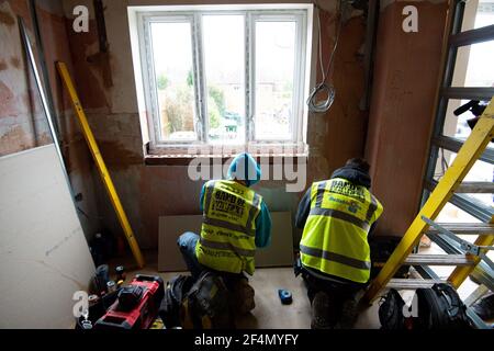 I volontari della banda benefica dei costruttori lavorano nella casa di Rob Lamb a Solihull, West Midlands. Il 58-year-old è stato lasciato paralizzato dopo una caduta quando si è svenuto a causa della pressione sanguigna bassa a casa in ottobre. Data immagine: Mercoledì 17 marzo 2021. Foto Stock