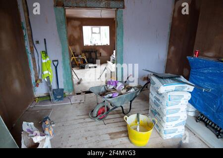 I volontari della banda benefica dei costruttori lavorano nella casa di Rob Lamb a Solihull, West Midlands. Il 58-year-old è stato lasciato paralizzato dopo una caduta quando si è svenuto a causa della pressione sanguigna bassa a casa in ottobre. Data immagine: Mercoledì 17 marzo 2021. Foto Stock