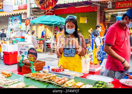 PATTAYA, THAILANDIA - Mar 21, 2021: A volte Covid 19 persone partecipano ad un weekend tailandese festival per le strade del distretto di Naklua Chonburi Thailandia Asia Foto Stock