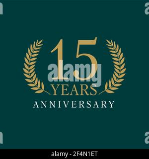 logotipo di lusso di 15 anni. Congratulandosi con 15 numeri oro colorato modello incorniciato in palme. I saluti isolati celebrano. Festeggiando i tradizionali Illustrazione Vettoriale