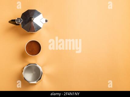 Macchina per caffè geyser smontata su sfondo di carta marrone chiaro. Vista dall'alto. Concetto di preparazione del caffè. Design minimalista. Spazio per il testo. Foto Stock