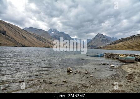 Lago nella zona montana della Cordillera Blanca in Perù Foto Stock