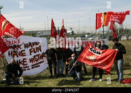 Piacenza, Italia. 22 marzo 2021. Castel San Giovanni (PC). Primo sciopero nazionale organizzato da Cgil, Cisl, Uil e Ugll di lavoratori Amazon e di tutta la linea per la consegna di pacchetti per chiedere alla società di sedersi al tavolo di negoziazione con i sindacati solo utilizzo Editoriale Credit: Independent Photo Agency/Alamy Live News Foto Stock