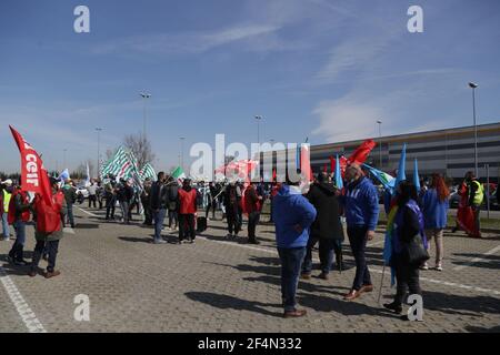 Piacenza, Italia. 22 marzo 2021. Castel San Giovanni (PC). Primo sciopero nazionale organizzato da Cgil, Cisl, Uil e Ugll di lavoratori Amazon e di tutta la linea per la consegna di pacchetti per chiedere alla società di sedersi al tavolo di negoziazione con i sindacati solo utilizzo Editoriale Credit: Independent Photo Agency/Alamy Live News Foto Stock