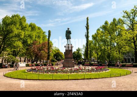 La statua del poeta nazionale finlandese Johan Ludvig Runeberg si trova al centro dell'Esplanadi Pulsta (Esplanade Park) di Helsinki, Finlandia Foto Stock