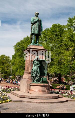 La statua del poeta nazionale finlandese Johan Ludvig Runeberg si trova al centro dell'Esplanade Pulsta (Esplanade Park) di Helsinki, Finlandia Foto Stock