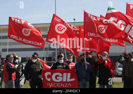 Piacenza, Italia. 22 marzo 2021. Castel San Giovanni (PC). Primo sciopero nazionale organizzato da Cgil, Cisl, Uil e Ugll di lavoratori Amazon e di tutta la linea per la consegna di pacchetti per chiedere alla società di sedersi al tavolo di negoziazione con i sindacati solo utilizzo Editoriale Credit: Independent Photo Agency/Alamy Live News Foto Stock