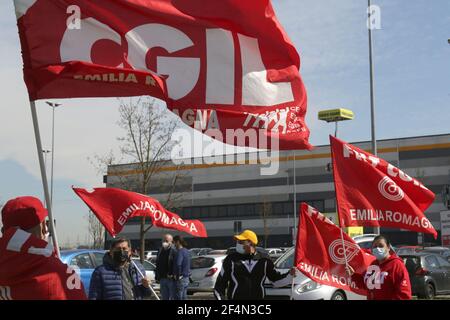 Piacenza, Italia. 22 marzo 2021. Castel San Giovanni (PC). Primo sciopero nazionale organizzato da Cgil, Cisl, Uil e Ugll di lavoratori Amazon e di tutta la linea per la consegna di pacchetti per chiedere alla società di sedersi al tavolo di negoziazione con i sindacati solo utilizzo Editoriale Credit: Independent Photo Agency/Alamy Live News Foto Stock