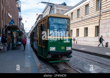 Un tram a una fermata del tram sulla strada principale dello shopping, Aleksanterinkatu a Helsinki, Finlandia Foto Stock