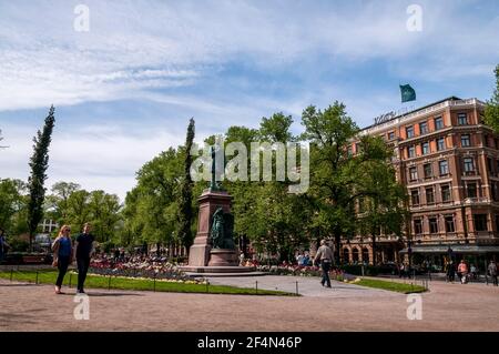 La statua del poeta nazionale finlandese Johan Ludvig Runeberg si trova nel parco Esplanade, nel mezzo di Pohjoisesplanadi, la strada principale, frequentata Foto Stock