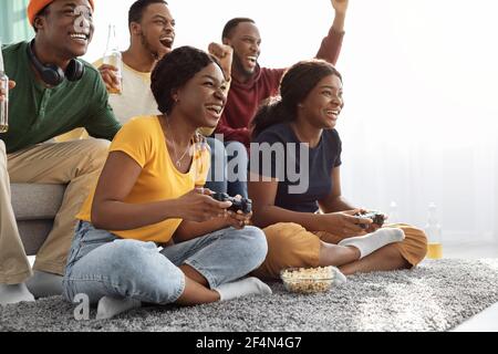 Carino Signore nere che hanno concorso di video giochi Foto Stock