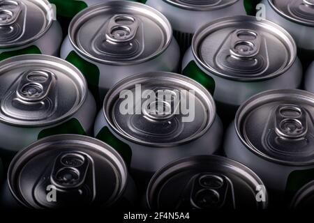 Installazione birra Grolsch alluminio bevanda lattina. Lattina di birra o bevanda analcolica su sfondo bianco. Foto Stock