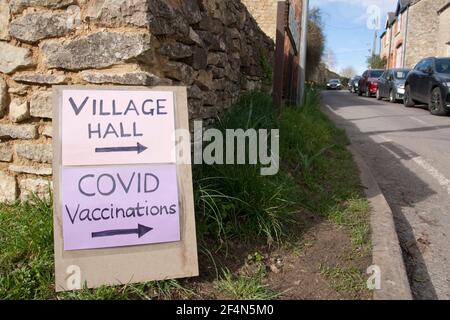 Covid-19 segno del centro di vaccinazione nel villaggio di Islip Oxfordshire, Inghilterra, 2021 Foto Stock