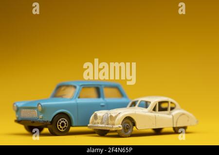 Il giocattolo da studio è ancora vivo su uno sfondo giallo senza cuciture. Foto Stock