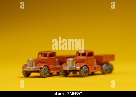Il giocattolo da studio è ancora vivo su uno sfondo giallo senza cuciture. Foto Stock